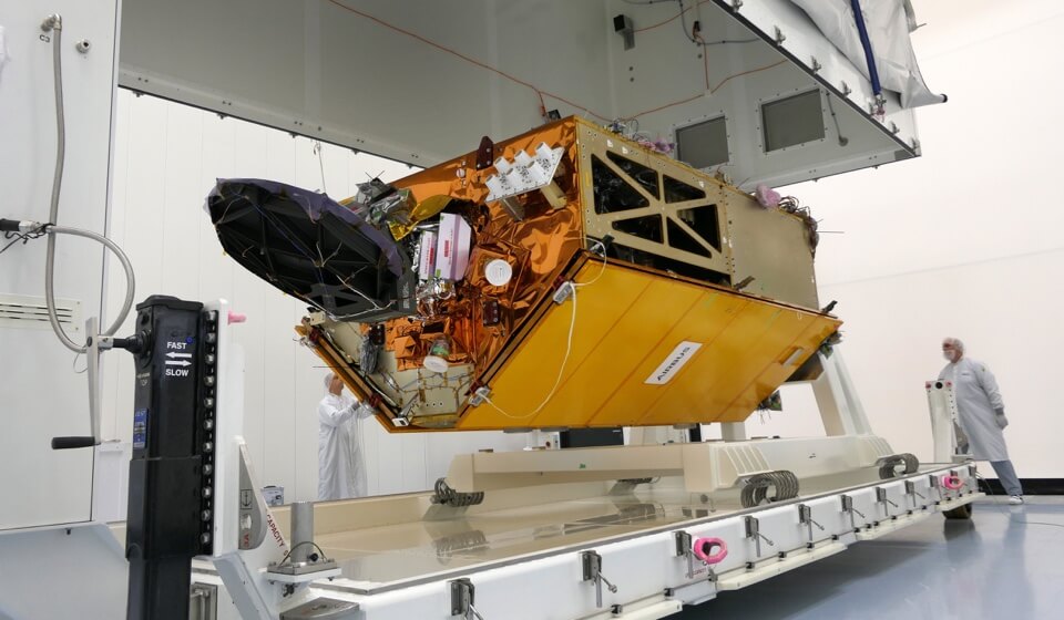 Der Satellit Sentinel-6 hängt in einer Transportvorrichtung im Reinraum.