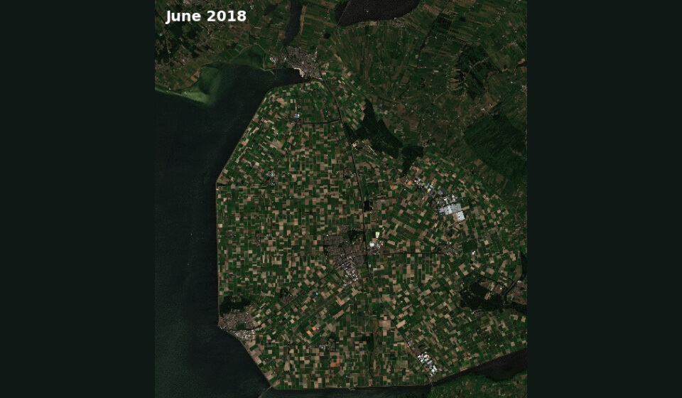 Das gif zeigt einmal das Satellitenbild und bunte markierte landwirtschaftliche Flächen.