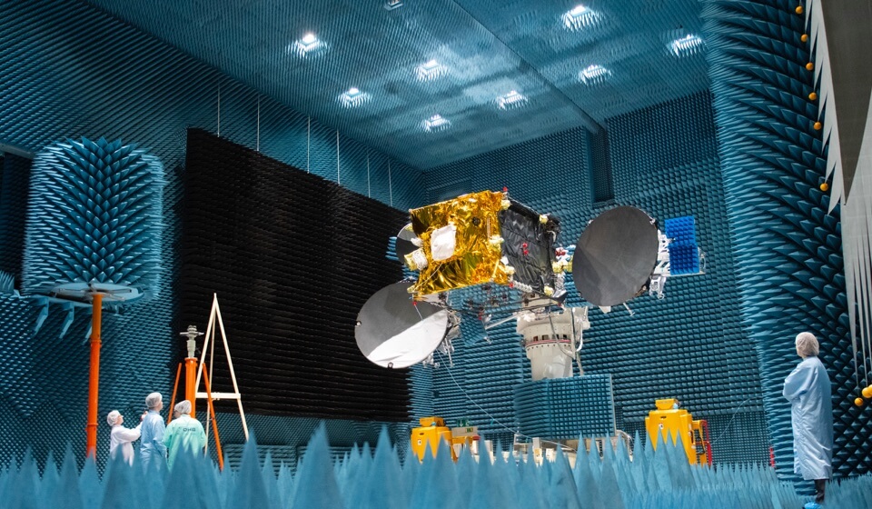 Das Bild zeigt den Satelliten ERDS-C in einer Testanlage. Credit: ESA