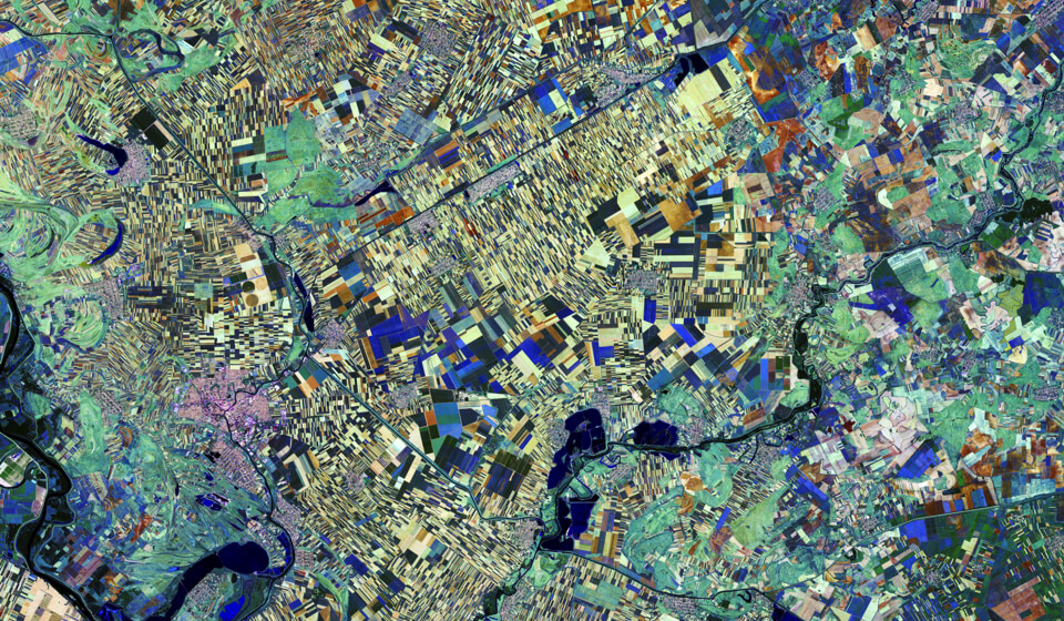 Satellitenbild von Nordserbien mit bunt markieren Feldern.