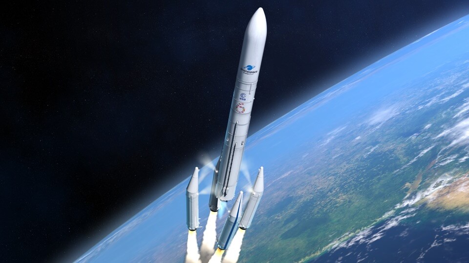 Ariane 64 Trägerrakete über der Erdkugel, deren vier Booster gerade abgesprengt werden