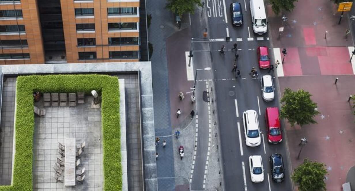 Vielbefahrene Straße mit verschiedenen Fahrzeugen aus der Vogelperspektive.