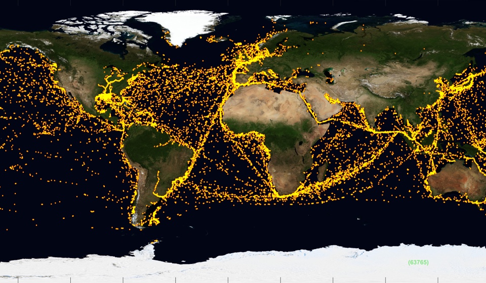 Weltkarte mit vielen leuchtenden Punkten, die die Positionen einzelner Schiffe markieren.